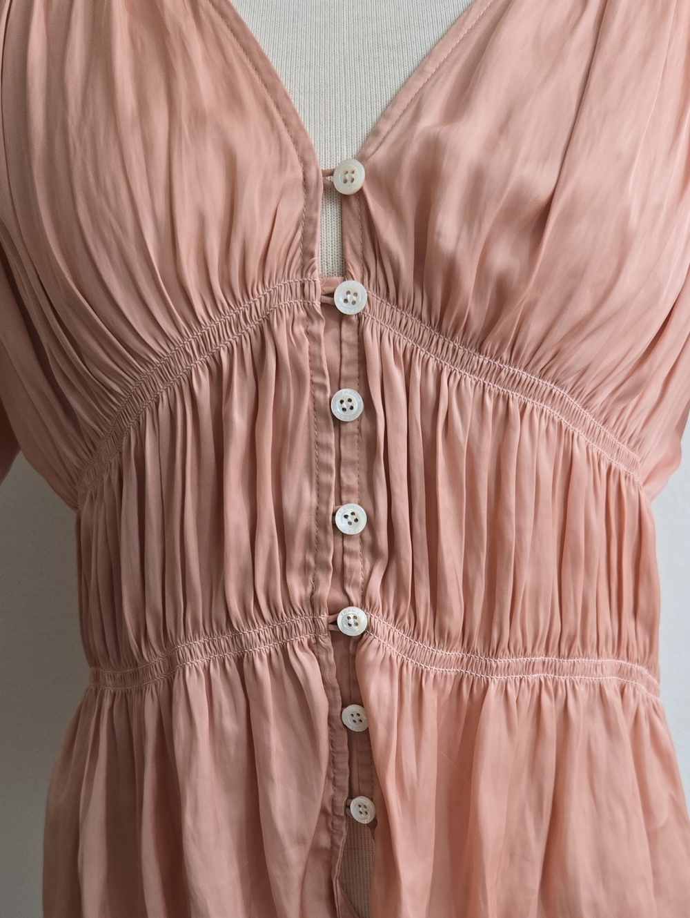 Frame Denim Blush Shirred Satin V-Neck Button-Front Top/size XS - Picture 3 of 5